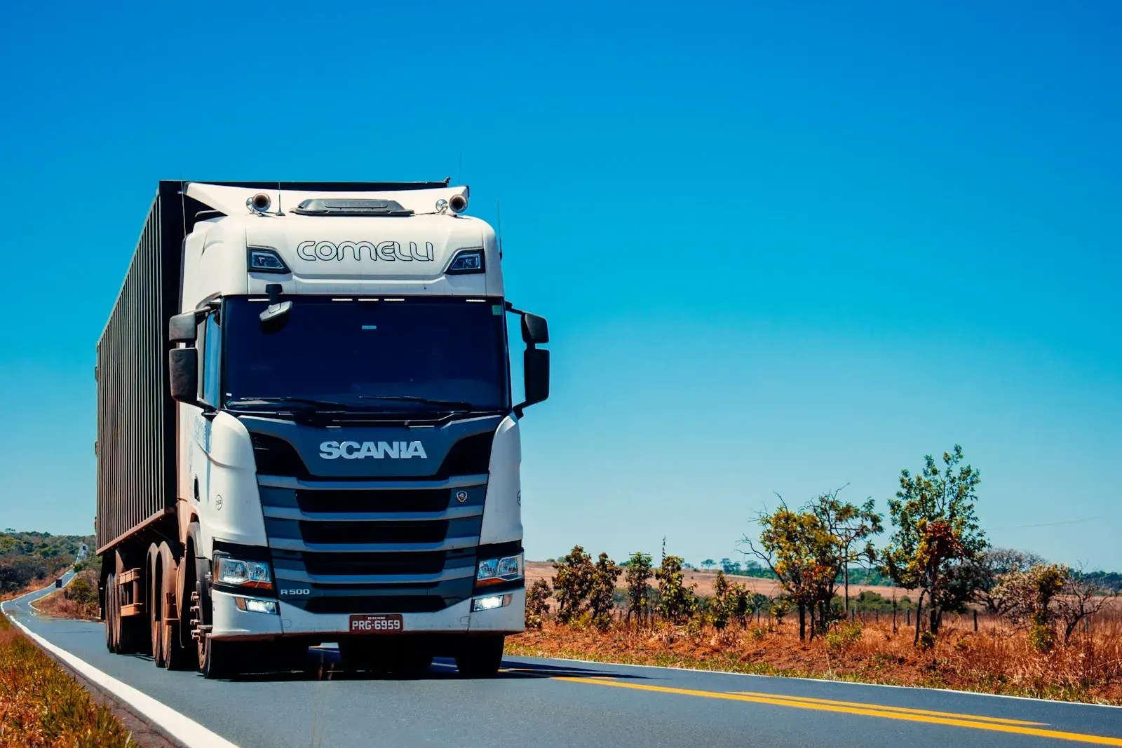 Ciągnik siodłowy jadący pustą autostradą